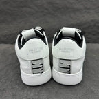 V - SNEAKERS