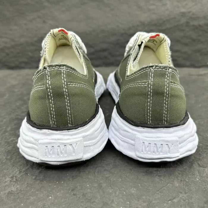 A - SNEAKERS