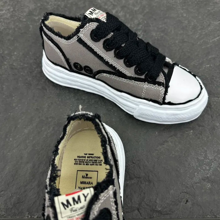 A - SNEAKERS