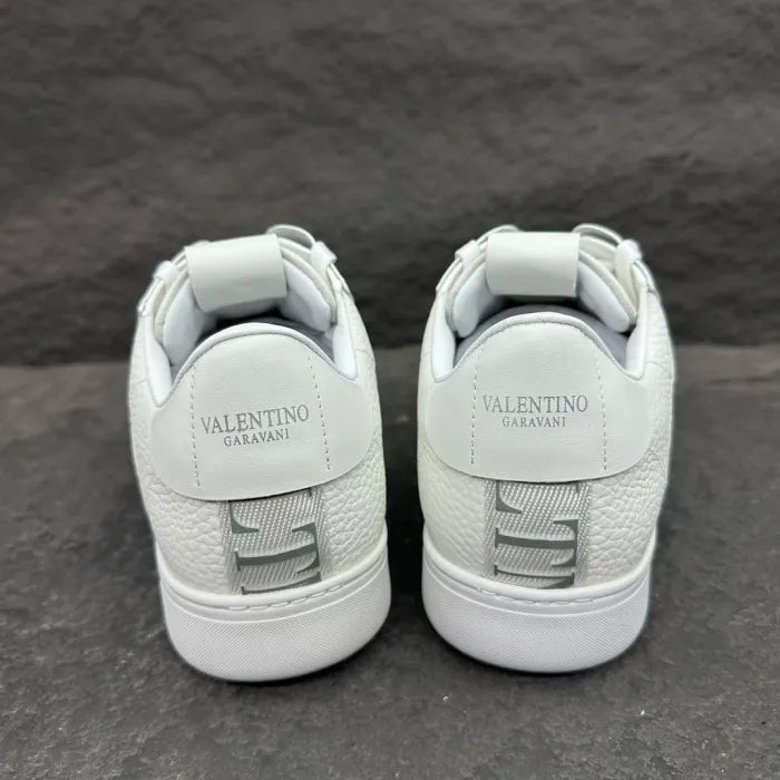 V - SNEAKERS