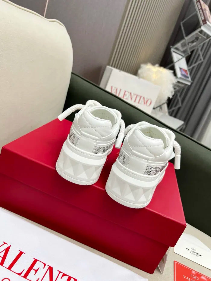V - SNEAKERS