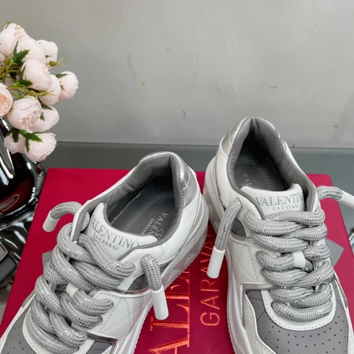 V - SNEAKERS