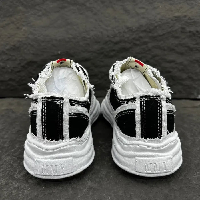 A - SNEAKERS