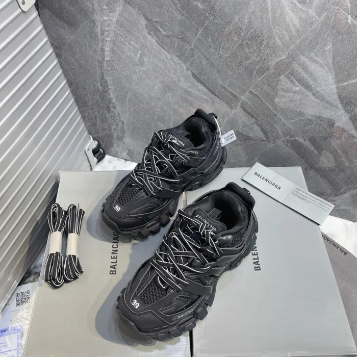 B - SNEAKERS