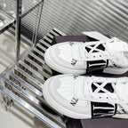V - SNEAKERS