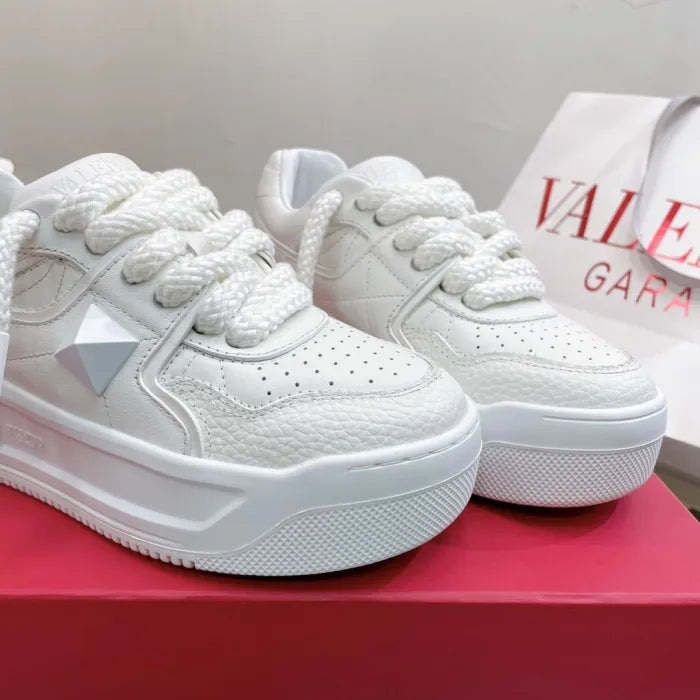 V - SNEAKERS